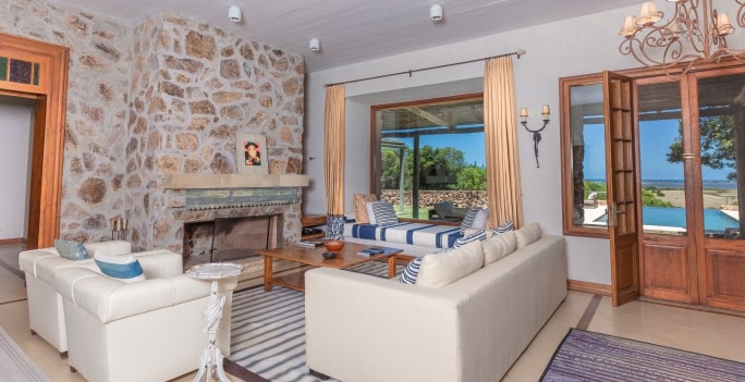 Salón con chimenea y vistas al exterior