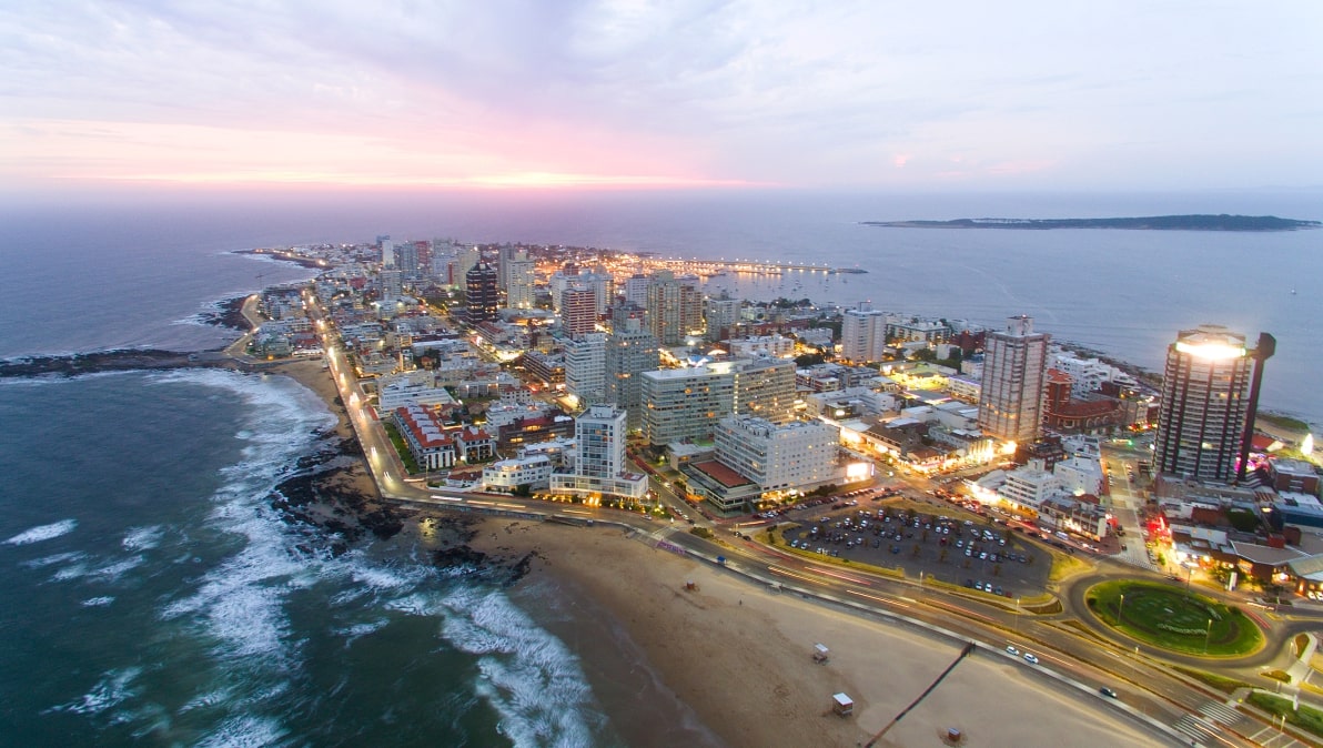 Vistas nocturnas de la ciudad balneario Punta del Este